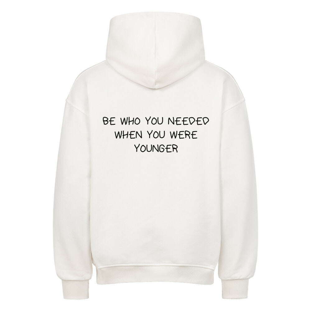 Oversized Hoodie mit Rückendruck und Spruch „BE WHO YOU NEEDED WHEN YOU WERE YOUNGER“ für Erzieherinnen und Erzieher, Kindergarten-Hoodie, Ansicht 2 | Pädagogikkram