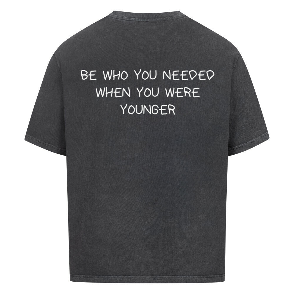 Oversized Shirt mit Rückendruck und Spruch „BE WHO YOU NEEDED WHEN YOU WERE YOUNGER“ für Erzieherinnen und Erzieher, Ansicht 3 | Pädagogikkram