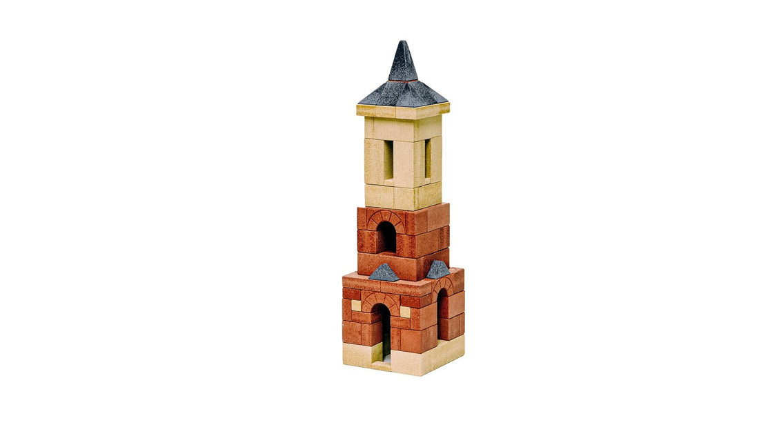 Turm aus roten, gelben und blauen Ankersteinen – Steinbaukasten für Kinder im Kindergartenalter