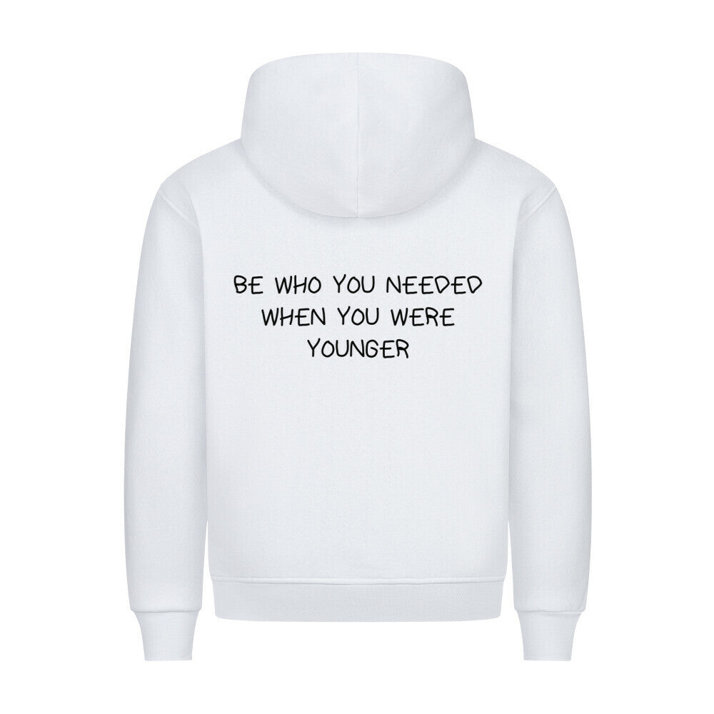 Hoodie mit Rückendruck und Spruch „BE WHO YOU NEEDED WHEN YOU WERE YOUNGER“ für Erzieherinnen und Erzieher, Kindergarten-Hoodie, Ansicht 2 | Pädagogikkram