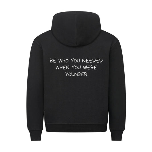 Hoodie mit Rückendruck und Spruch „BE WHO YOU NEEDED WHEN YOU WERE YOUNGER“ für Erzieherinnen und Erzieher, Kindergarten-Hoodie | Pädagogikkram