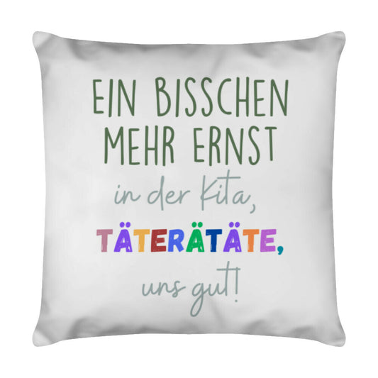 Weißes Kissen 40 x 40 cm mit Spruch „Täterätäte“ als Geschenk für Erzieher im Kindergarten | Pädagogikkram