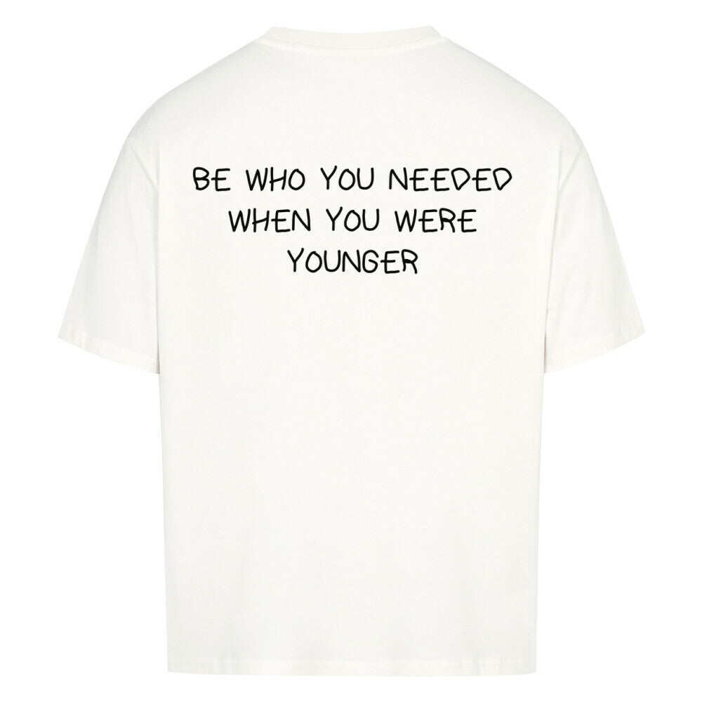 Oversized Shirt mit Rückendruck und Spruch „BE WHO YOU NEEDED WHEN YOU WERE YOUNGER“ für Erzieherinnen und Erzieher, Ansicht 2 | Pädagogikkram