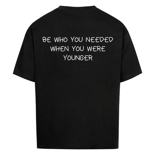 Oversized Shirt mit Rückendruck und Spruch „BE WHO YOU NEEDED WHEN YOU WERE YOUNGER“ für Erzieherinnen und Erzieher | Pädagogikkram