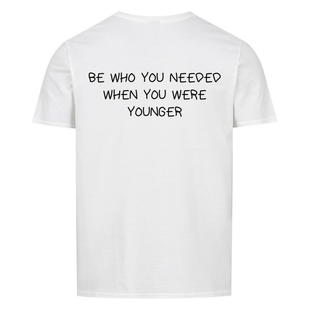 T-Shirt mit Rückendruck und Spruch „BE WHO YOU NEEDED WHEN YOU WERE YOUNGER“ für Erzieherinnen und Erzieher, Ansicht 2 | Pädagogikkram