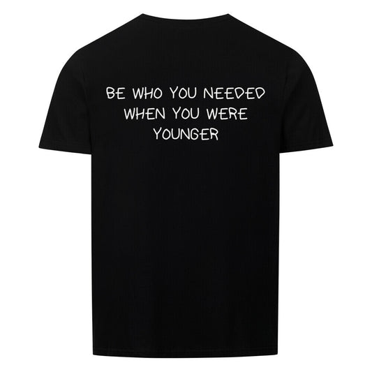 T-Shirt mit Rückendruck und Spruch „BE WHO YOU NEEDED WHEN YOU WERE YOUNGER“ für Erzieherinnen und Erzieher | Pädagogikkram